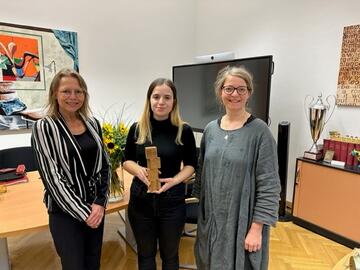 v.l.n.r.: Rektorin Beatrix Karl, Valore Feka mit WKO Preis, Claudia Stöckl