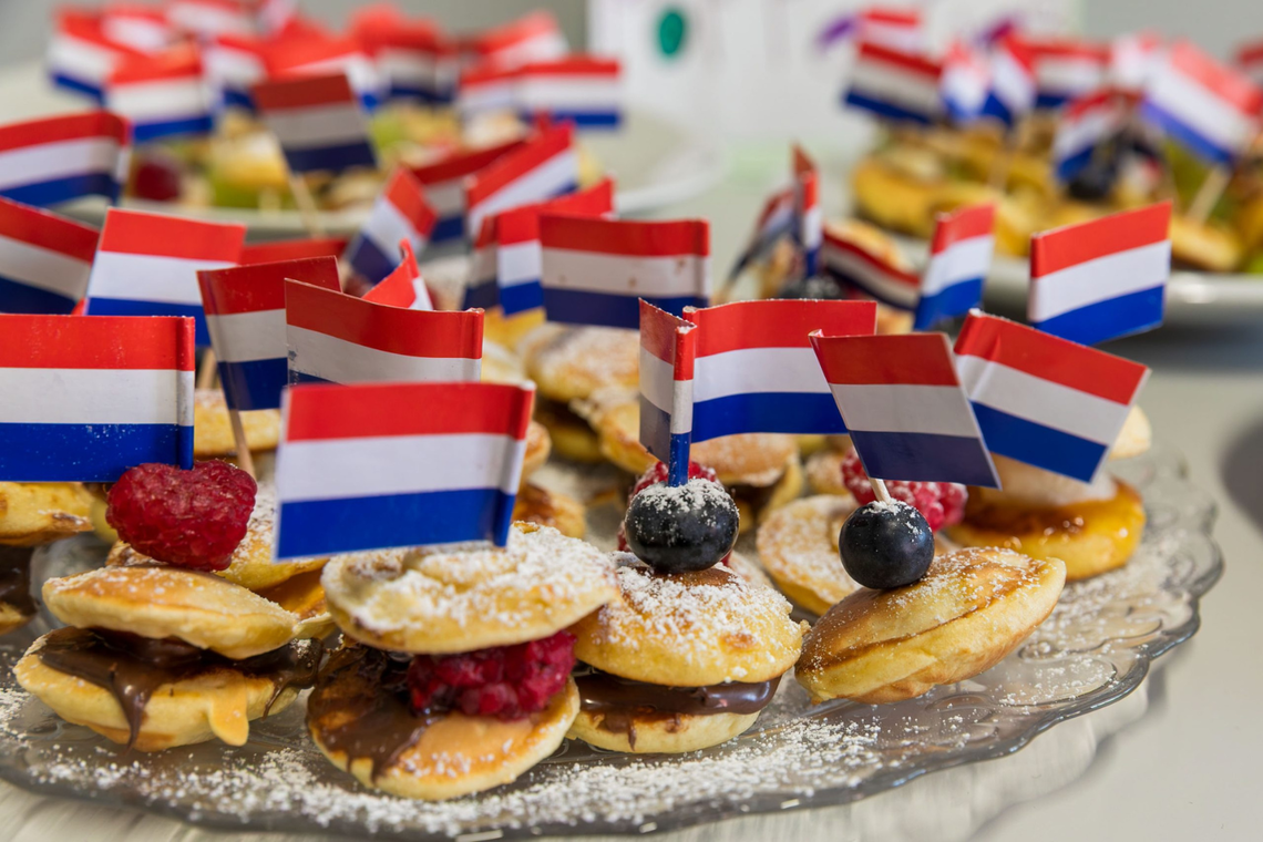 Gebackenes mit niederländischer Flagge dekoriert