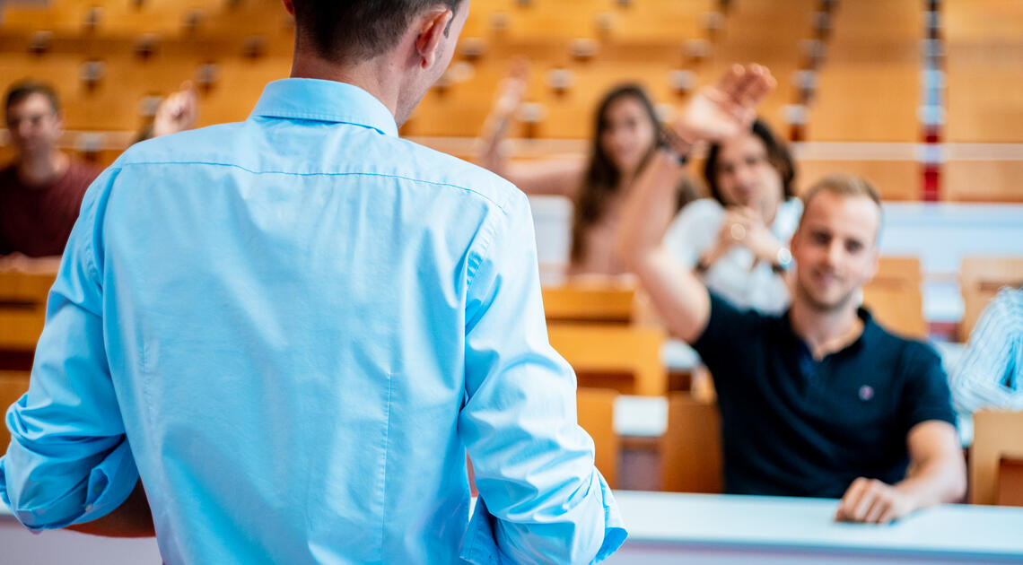 Vortragender und Studierende im Hörsaal