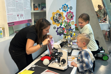 Frau beim Experimentieren vor Kindern