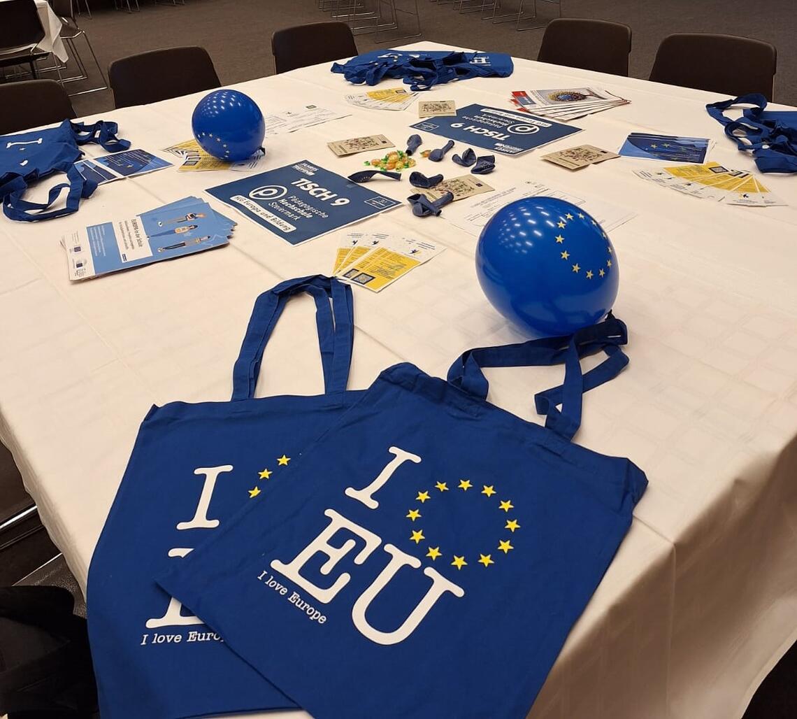 EU Totebags und Luftballons liegen auf Tisch 