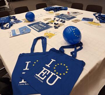 EU Totebags und Luftballons liegen auf Tisch 