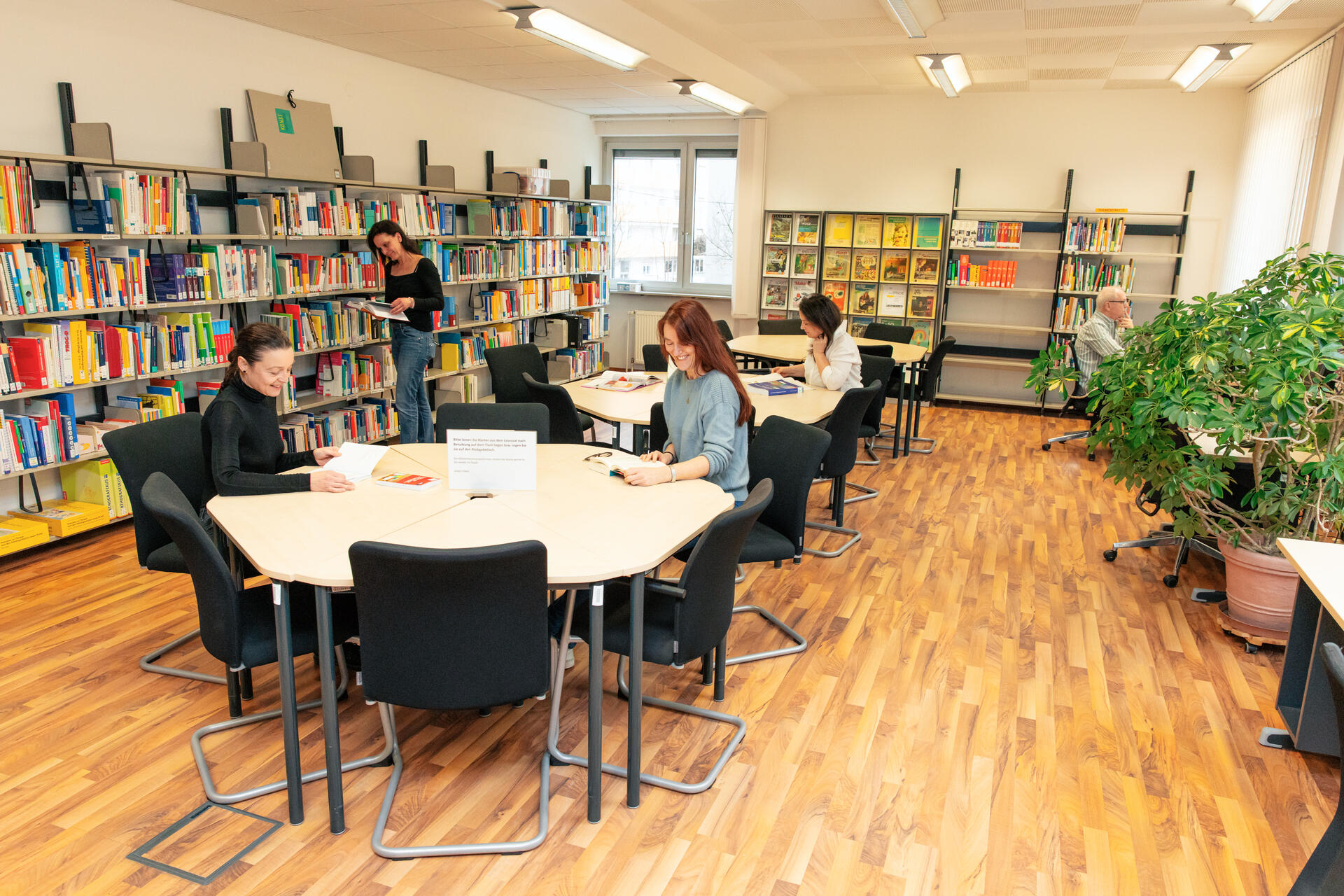 Personen in der Bibliothek