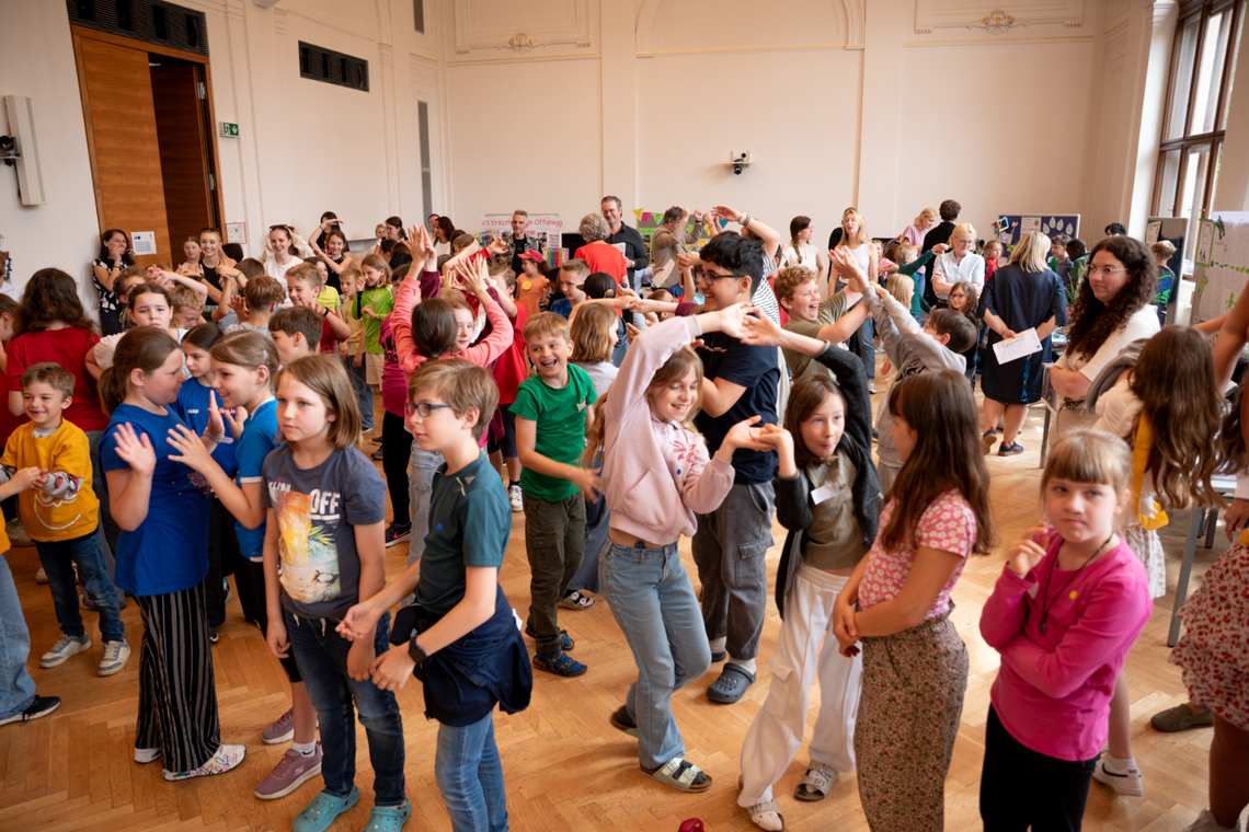 Viele Kinder in einem Raum