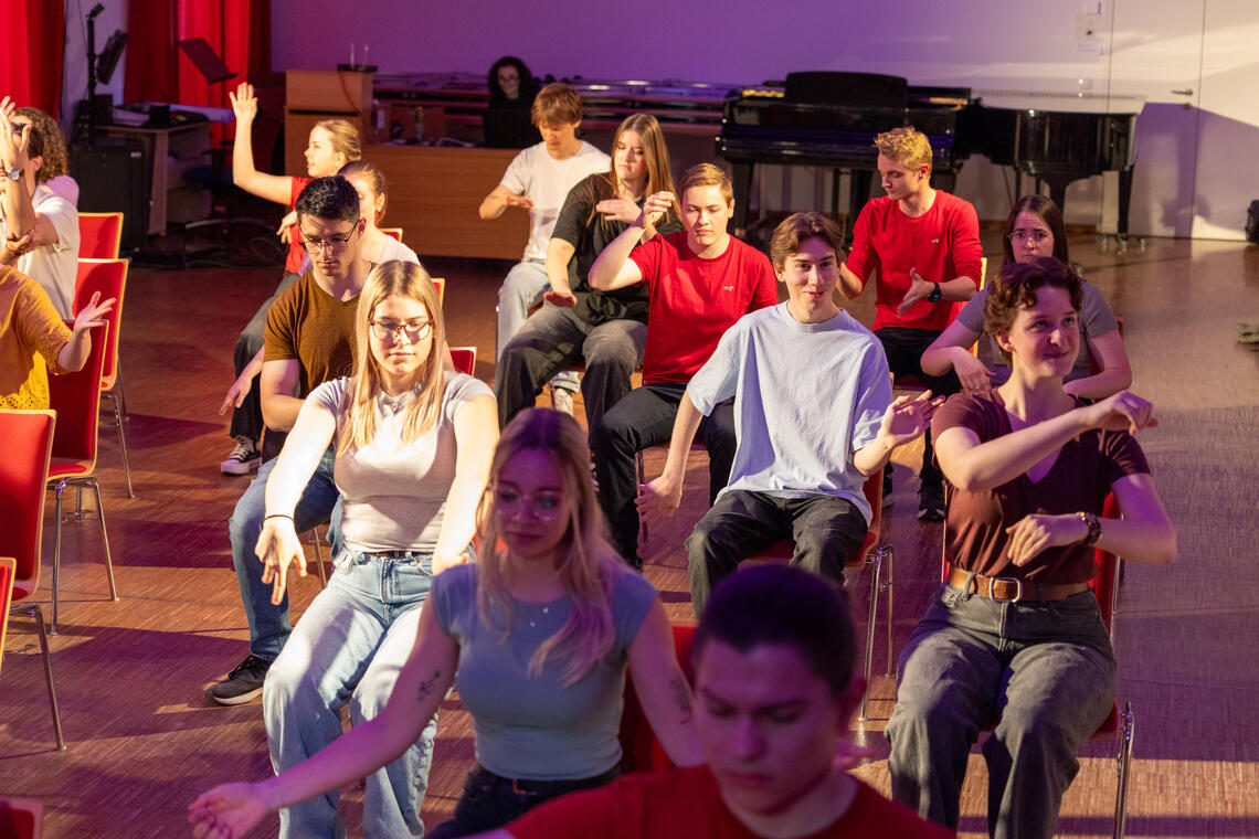 Tanz Performance sitzend