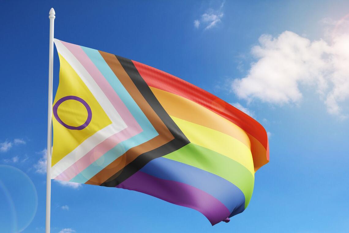 Wehende Prideflag vor blauem Himmel