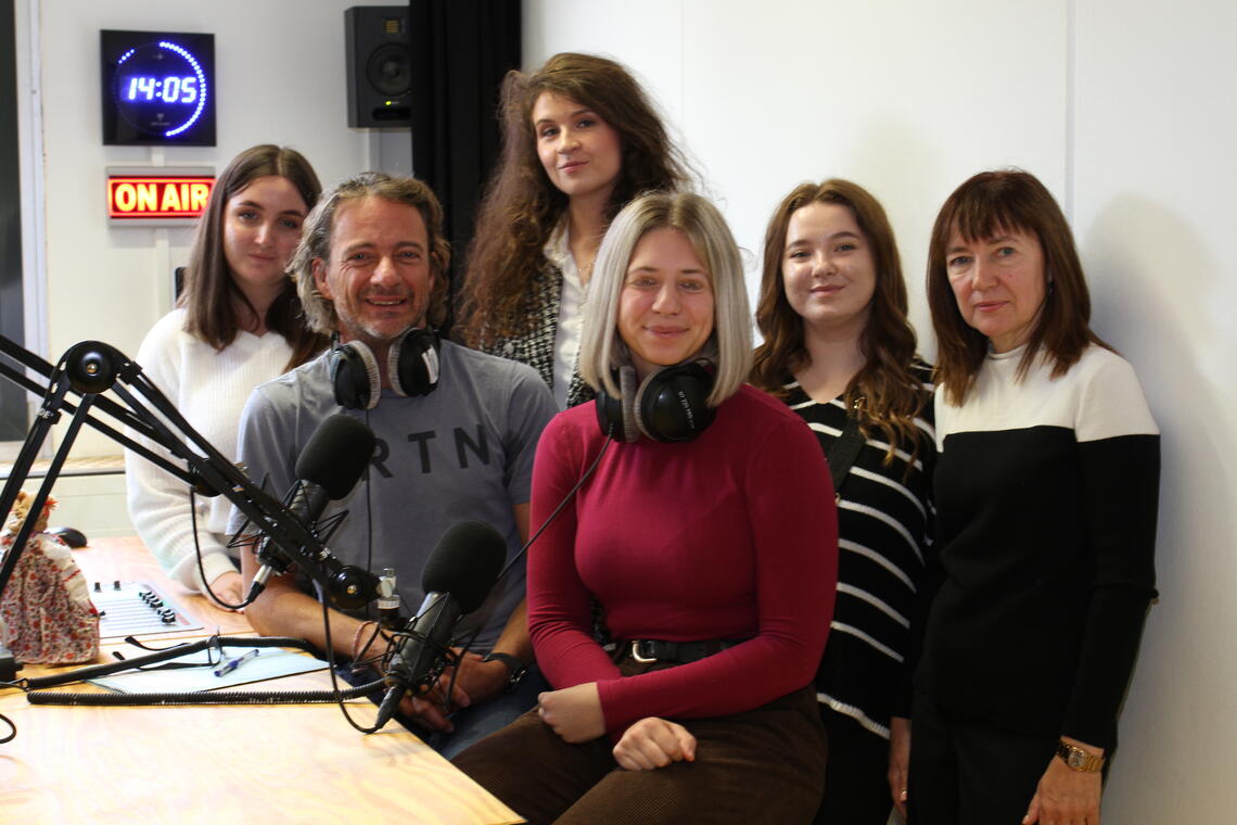 Studierende aus Lviv im RadioIgel Studio mit Heiko Haas-Vogl