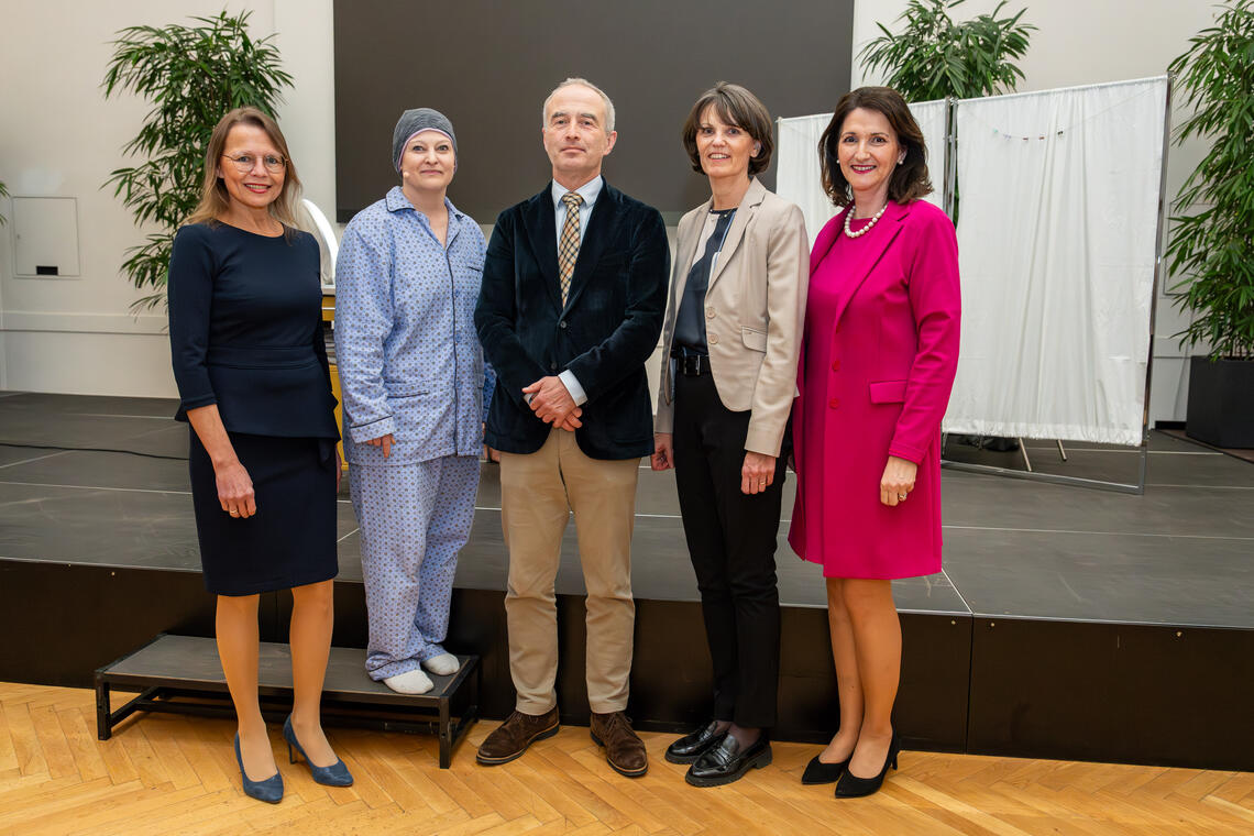 v.l.n.r.: Rektorin Beatrix Karl, Johanna Zirngast, Prof. Martin Benesch, VR Elisabeth Amtmann, VR Regina Weitlaner 