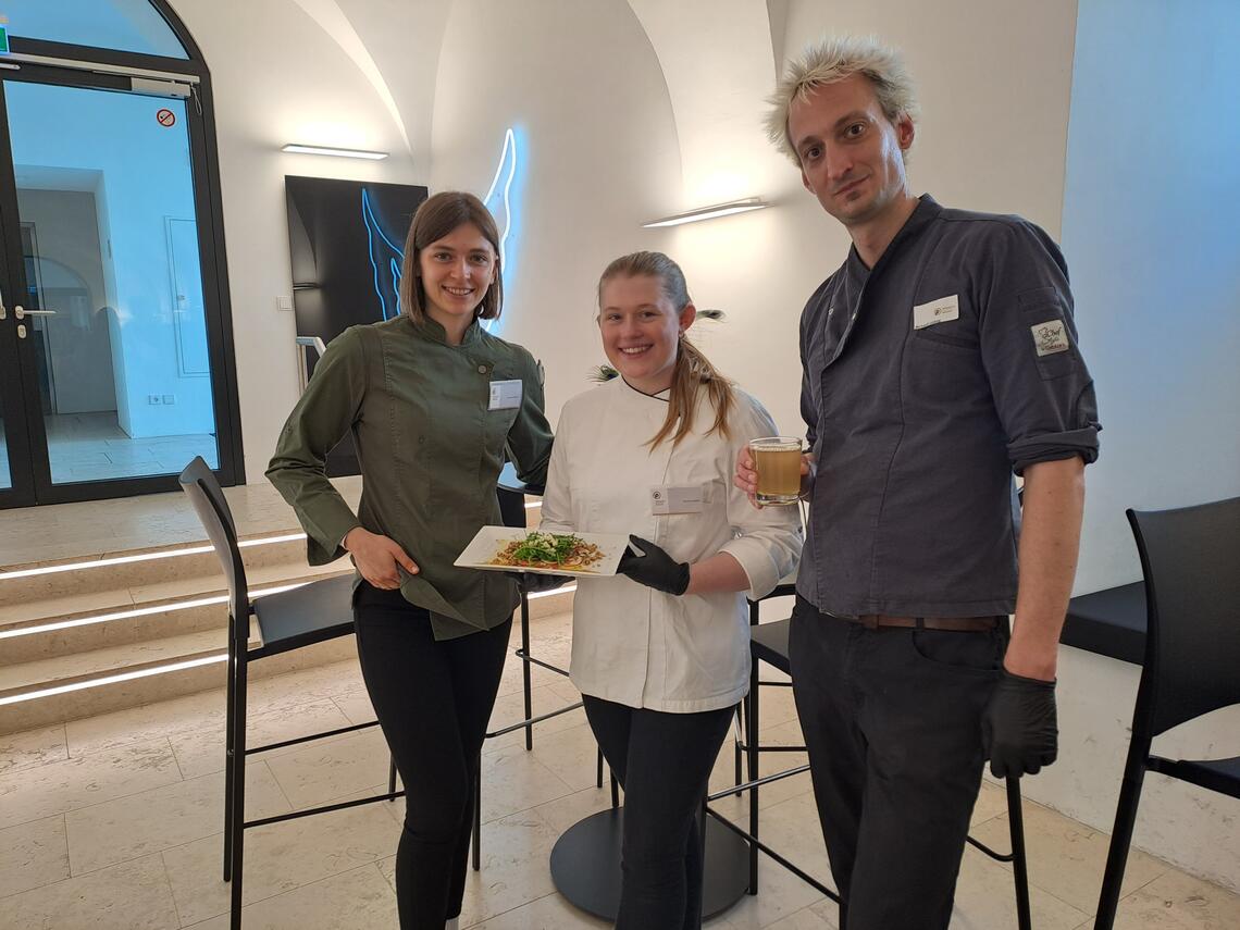 3 Studierende mit kalter Vorspeise