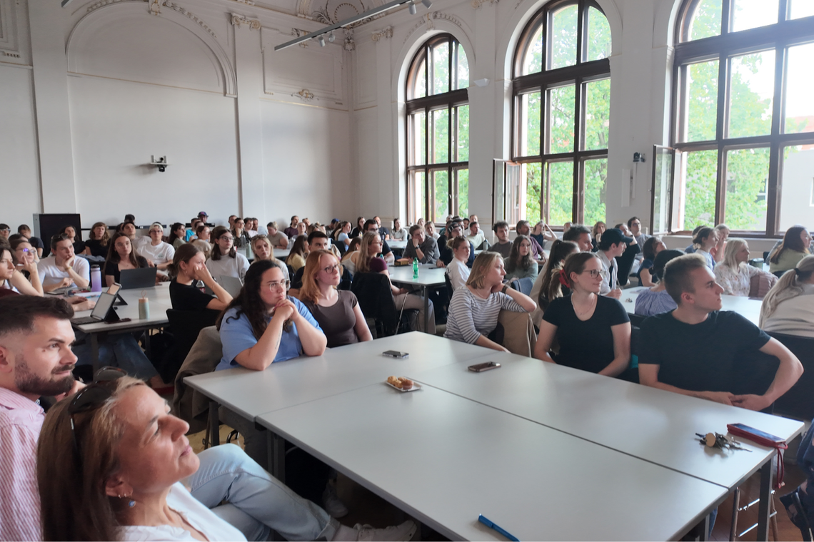 Personen im Publikum in der Aula