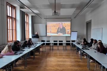 Schülerinnen schauen Video an