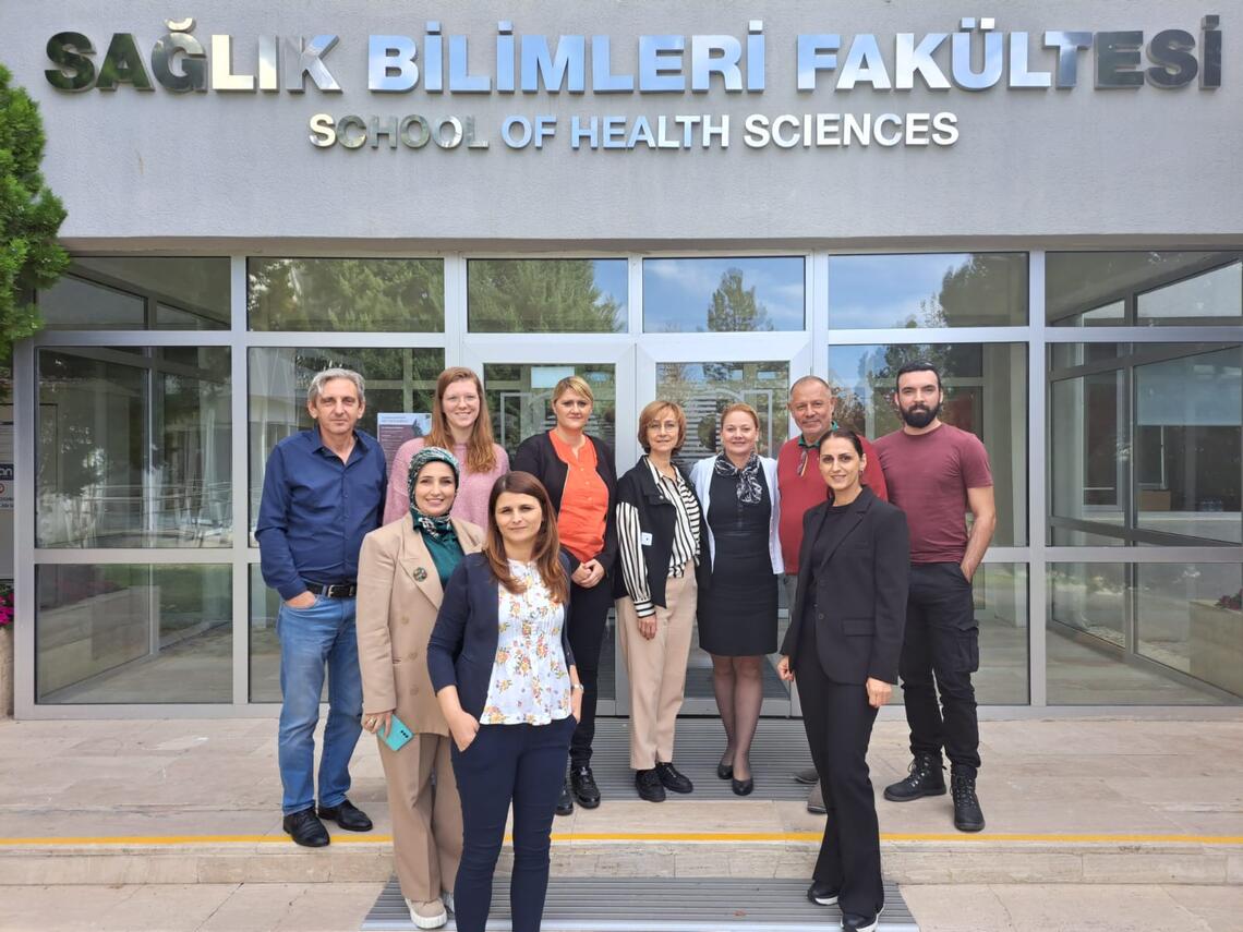 Projektteilnehmer*innen ICF vor der Atılım University in Ankara