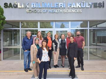 Projektteilnehmer*innen ICF vor der Atılım University in Ankara