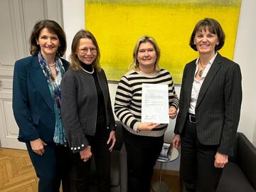 v.l.n.r.: VR Regina Weitlaner, Rektorin Beatrix Karl, Claudia Luttenberger mit Weiterbestellung, VR Elisabeth Amtmann
