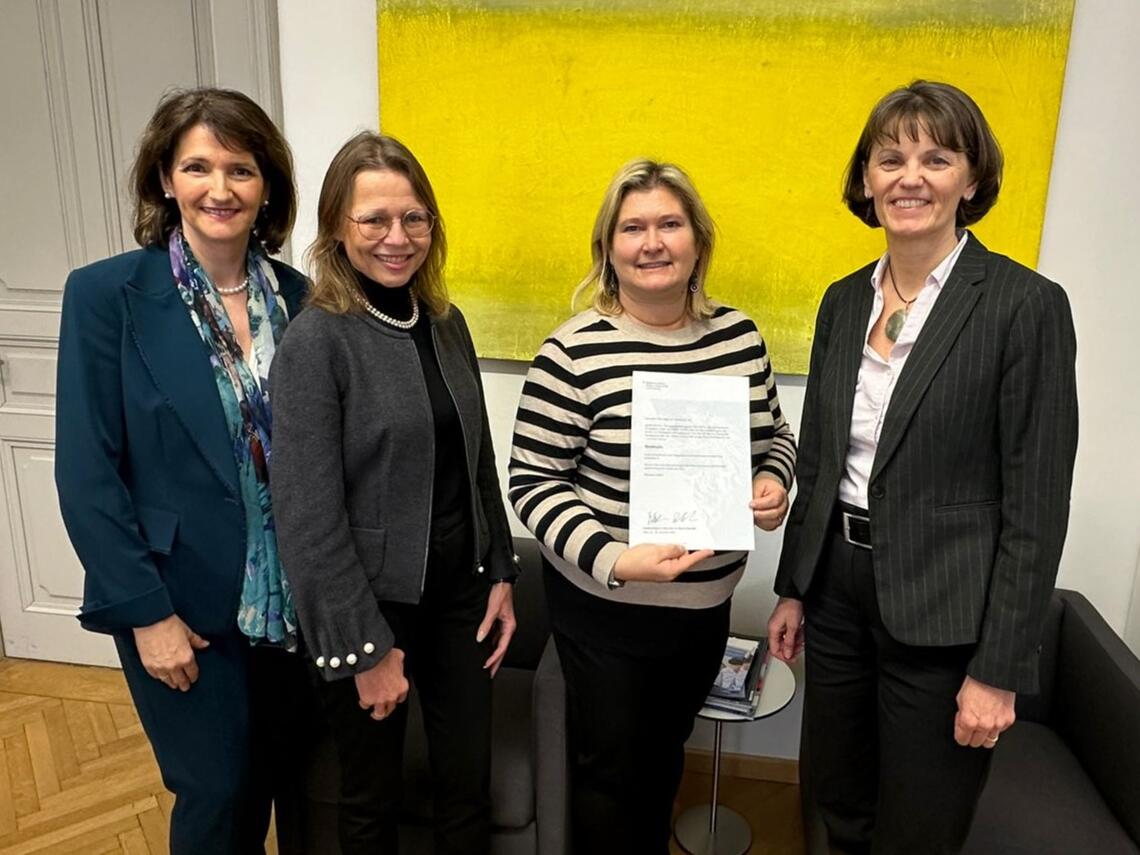 v.l.n.r.: VR Regina Weitlaner, Rektorin Beatrix Karl, Claudia Luttenberger mit Weiterbestellung, VR Elisabeth Amtmann