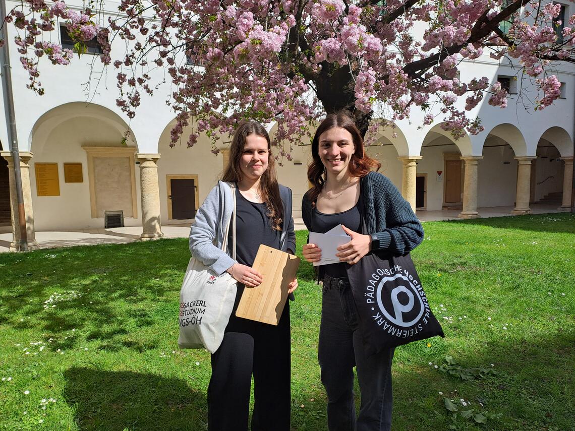 Guides im Minoritenkloster vor blühendem Kirschbaum