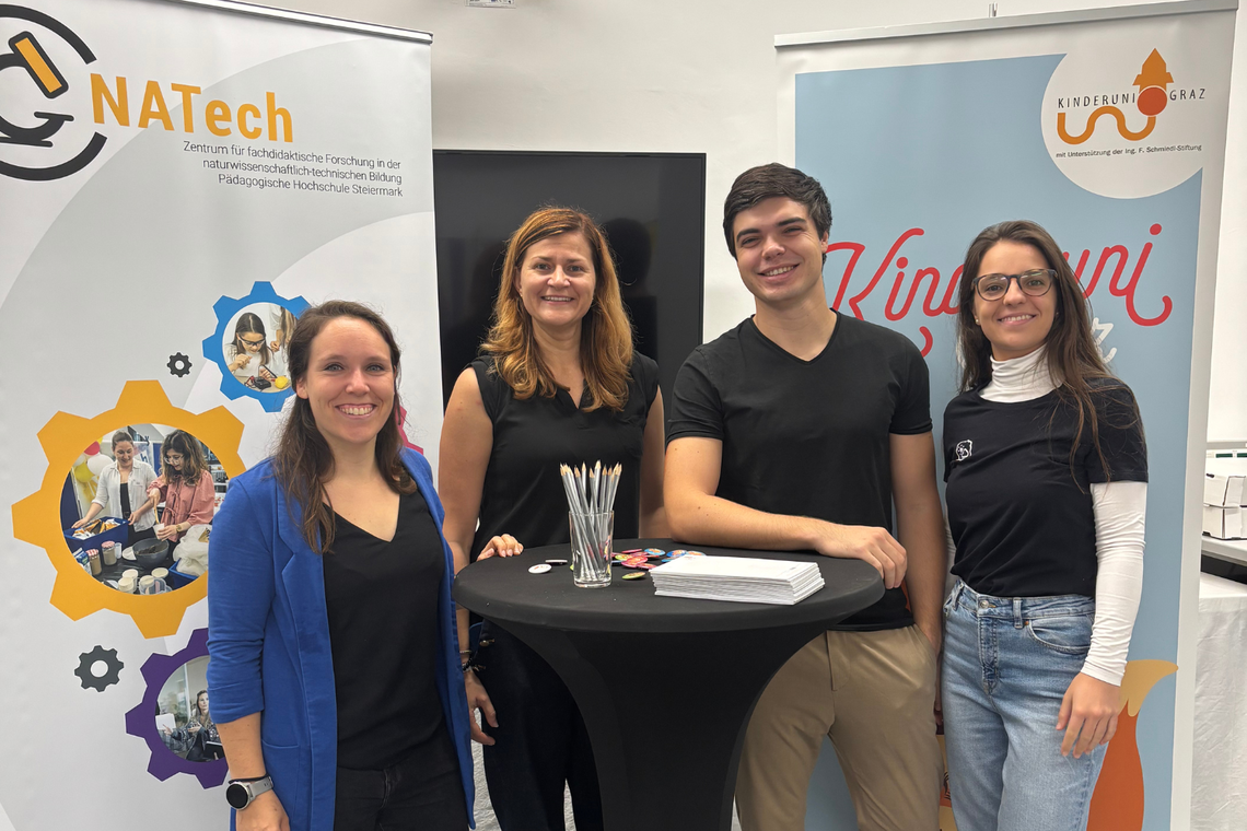 Vier Personen an einem NATech Stand