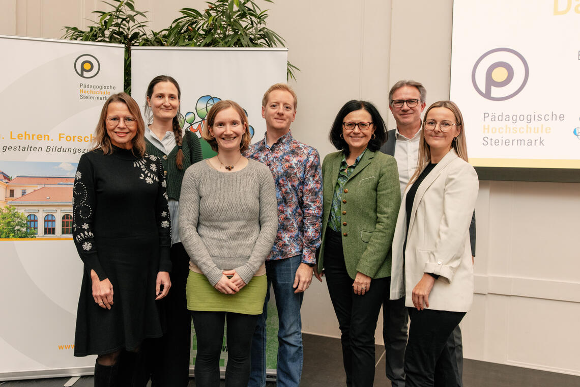 Gruppenfoto der Moderatorin, Rektorin und der Expert*innen