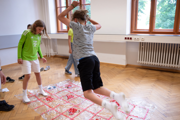 Kinder spielen ein Spiel 