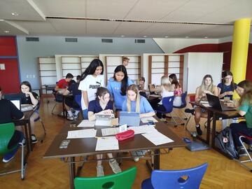 Klassenzimmer mit Schüler*innen