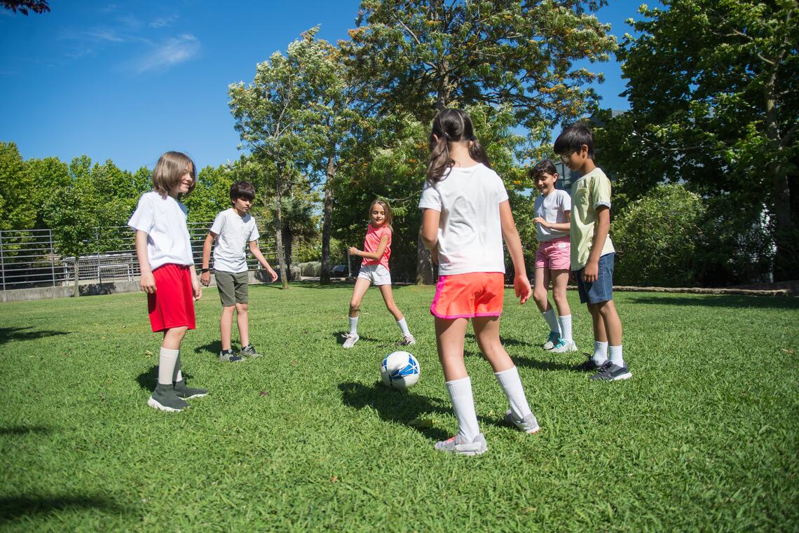 Kinder beim Ballspielen
