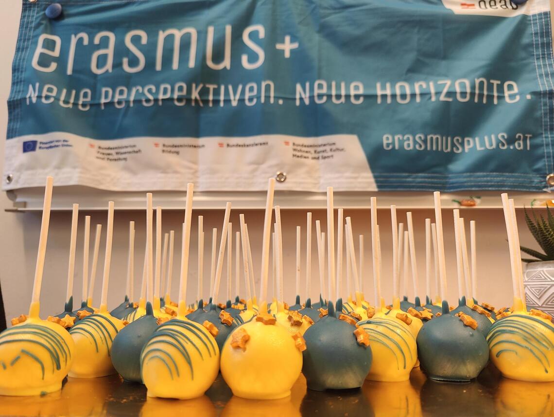 Cakepops vor Erasmus Plakat