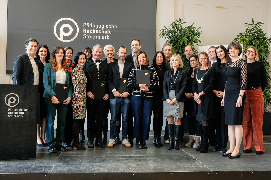 Absolvent*innen HLG Quereinstieg mit Zertifikaten mit Rektorat und Ehrengästen