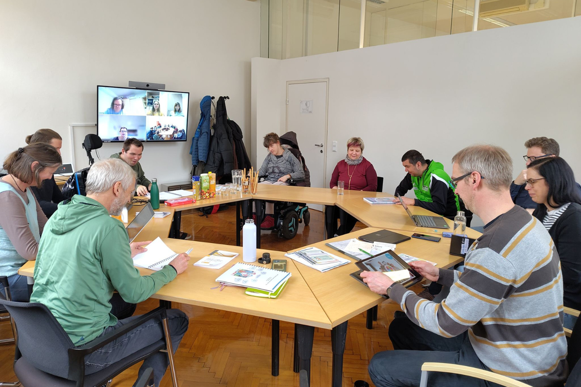 Personen sitzen am Tisch