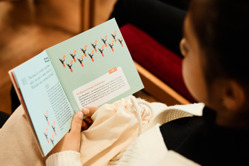 Mädchen liest ein Buch 