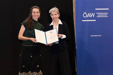 Magdalena Kraler mit Person von ÖAW und Urkunde