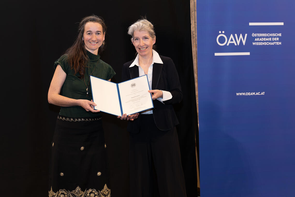 Magdalena Kraler mit Person von ÖAW und Urkunde