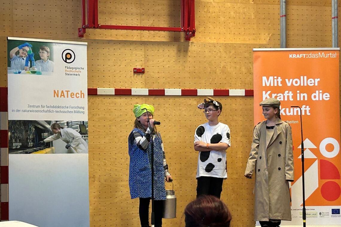 Kinder auf Bühne im Kostüm