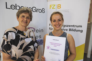 v.l.n.r.: Ursula Vennemann (LebensGroß), Judith Karner mit Urkunde 