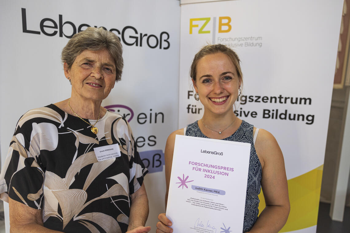 v.l.n.r.: Ursula Vennemann (LebensGroß), Judith Karner mit Urkunde 