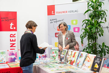 2 Frauen bei Büchertisch