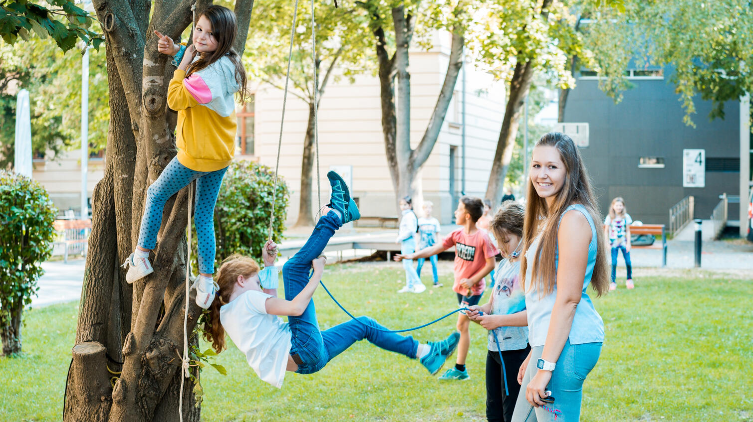 Lehrerin im Park mit Schüler:innen