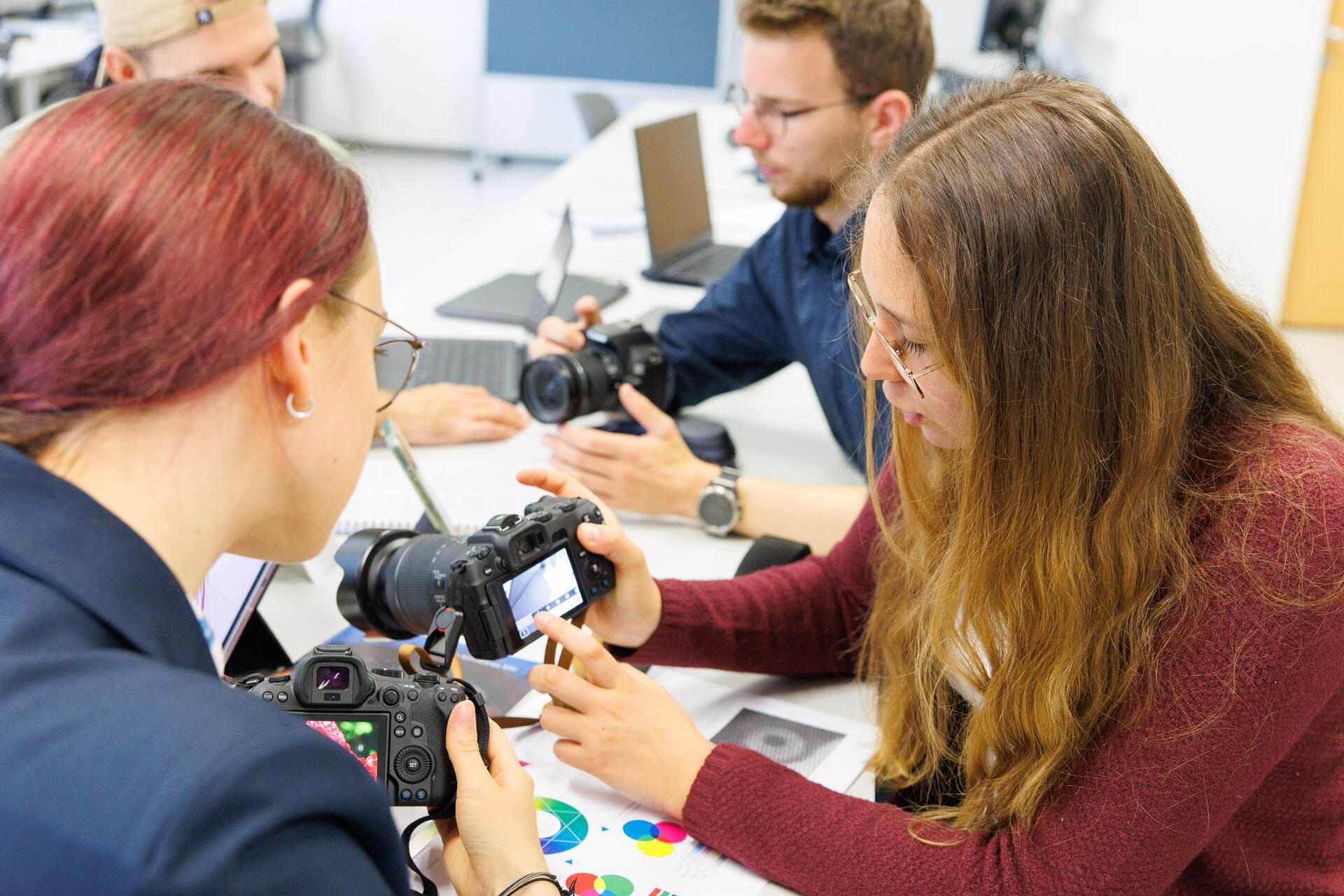 Studierende mit Kameras im Gespräch 