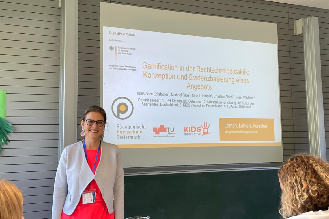 Frau vor einer PowerPoint Folie