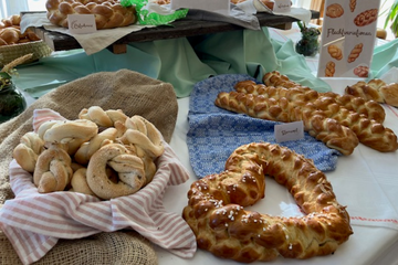 Traditionsgebäck angerichtet auf Tisch 
