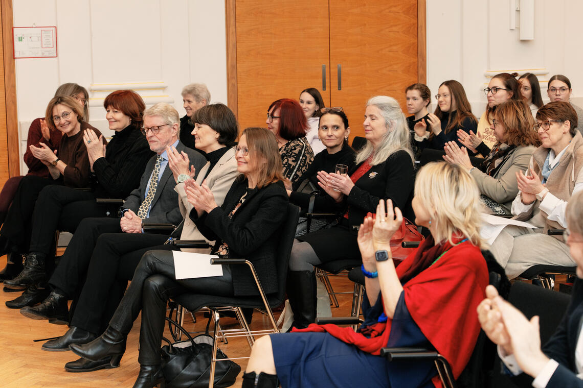 Personen im Publikum applaudieren