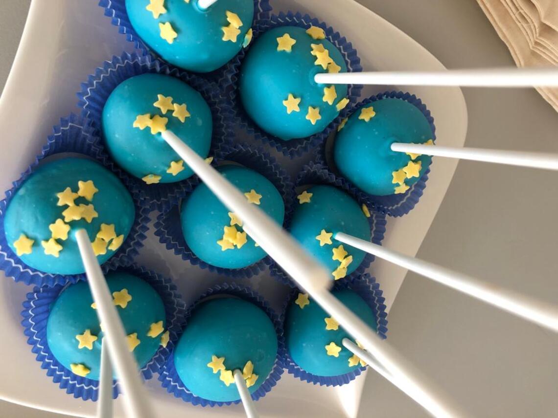 Cake-Pops mit blauer Glasur und gelben Sternen