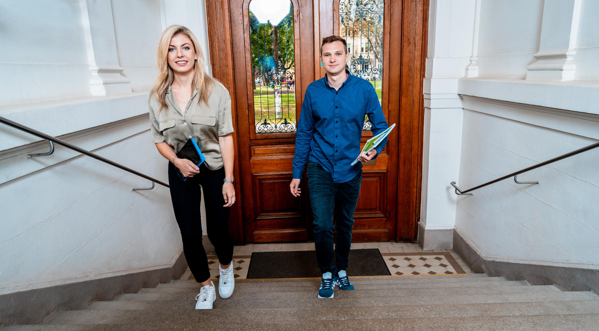 Zwei Studierende gehen die Treppen hoch
