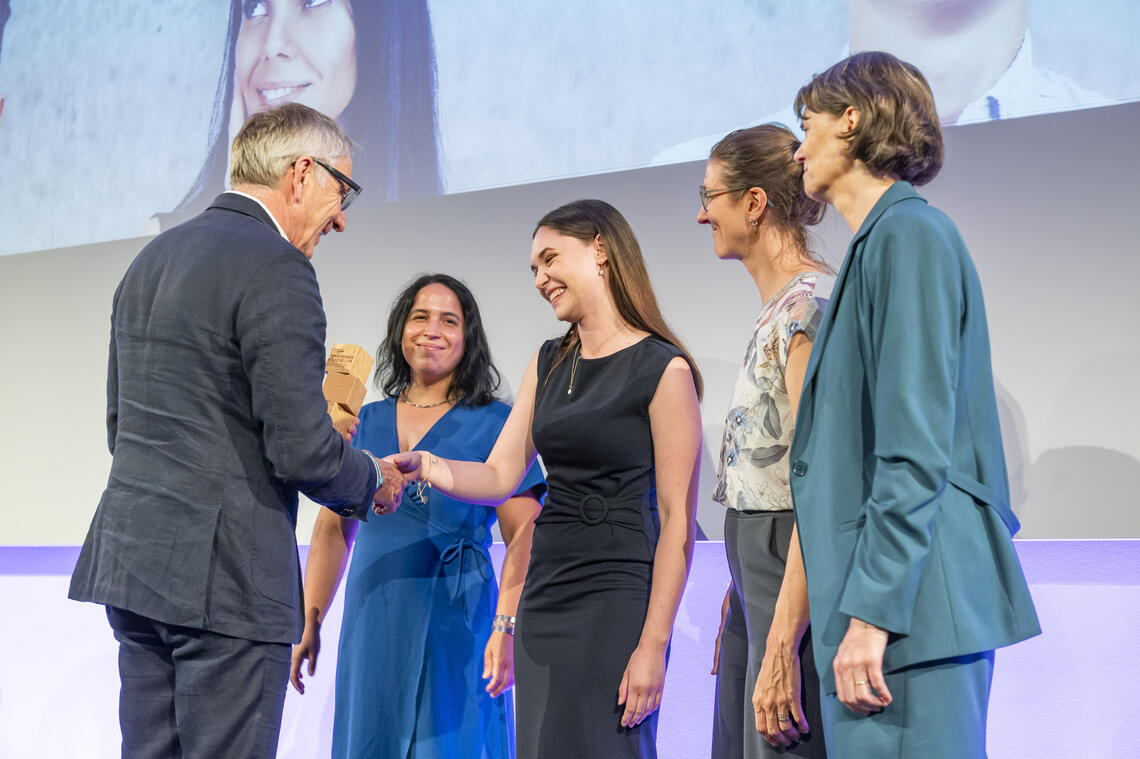 Vertreter WKO übergibt Viktoria Pauritsch Preis, Daniela Longhino, VR Elisabeth Amtmann 