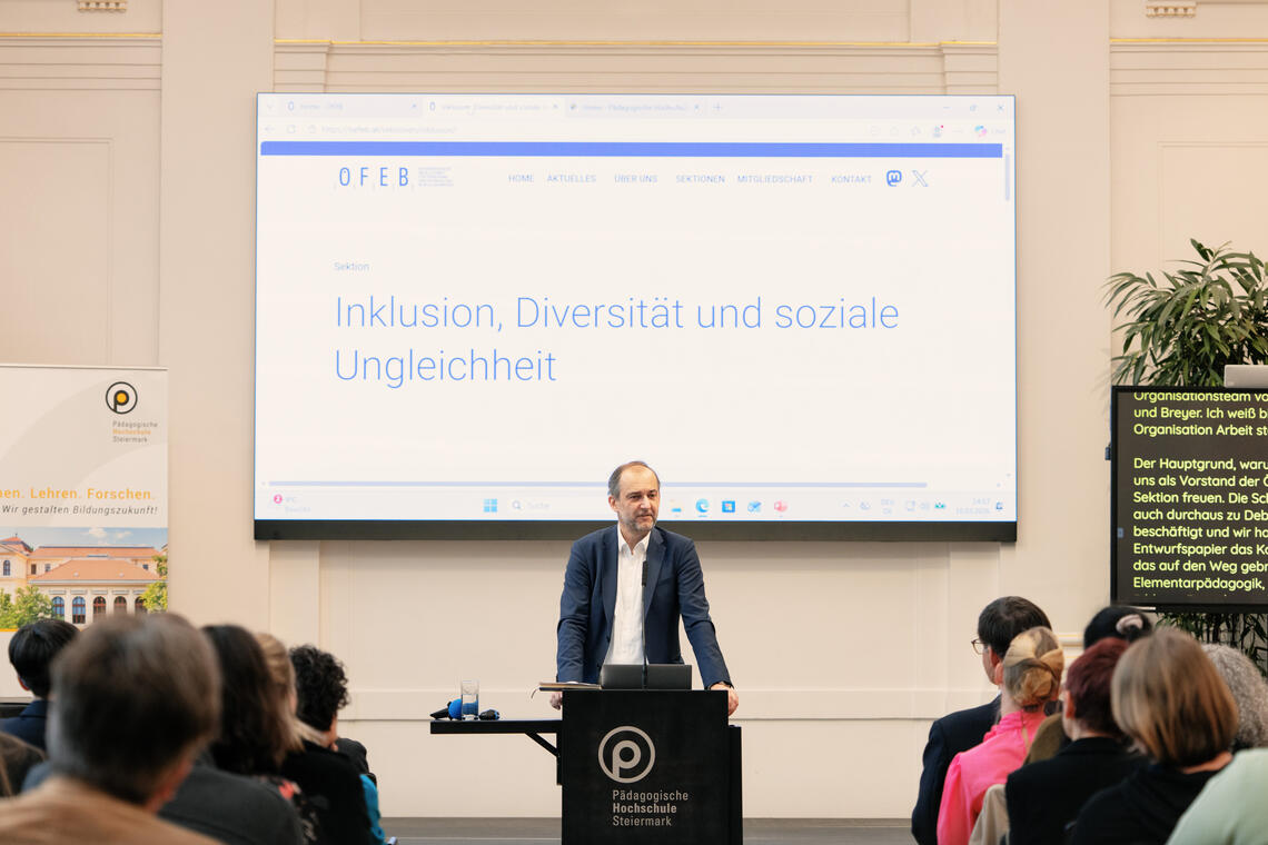 Ein Mann steht am Sprechpult
