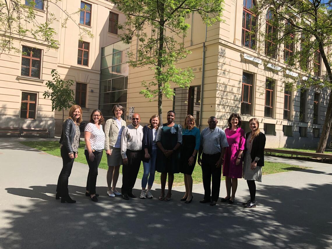 v.l.n.r.: Beatrix Karl, Regine Weitlaner, Elisabeth Amtmann, Susanne Linhofer, Silvia Kopp-Sixt, Ursula Komposch, Lianne Hill, Peter Siamoo, Eugene Lyamate, Lydia Mushi