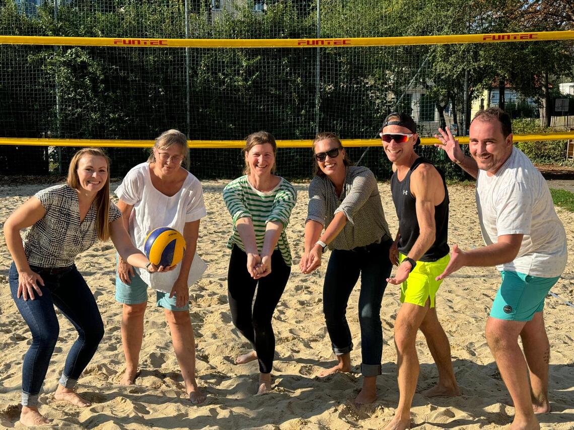 Gruppe von iPrimar beim Volleyball-Spielen