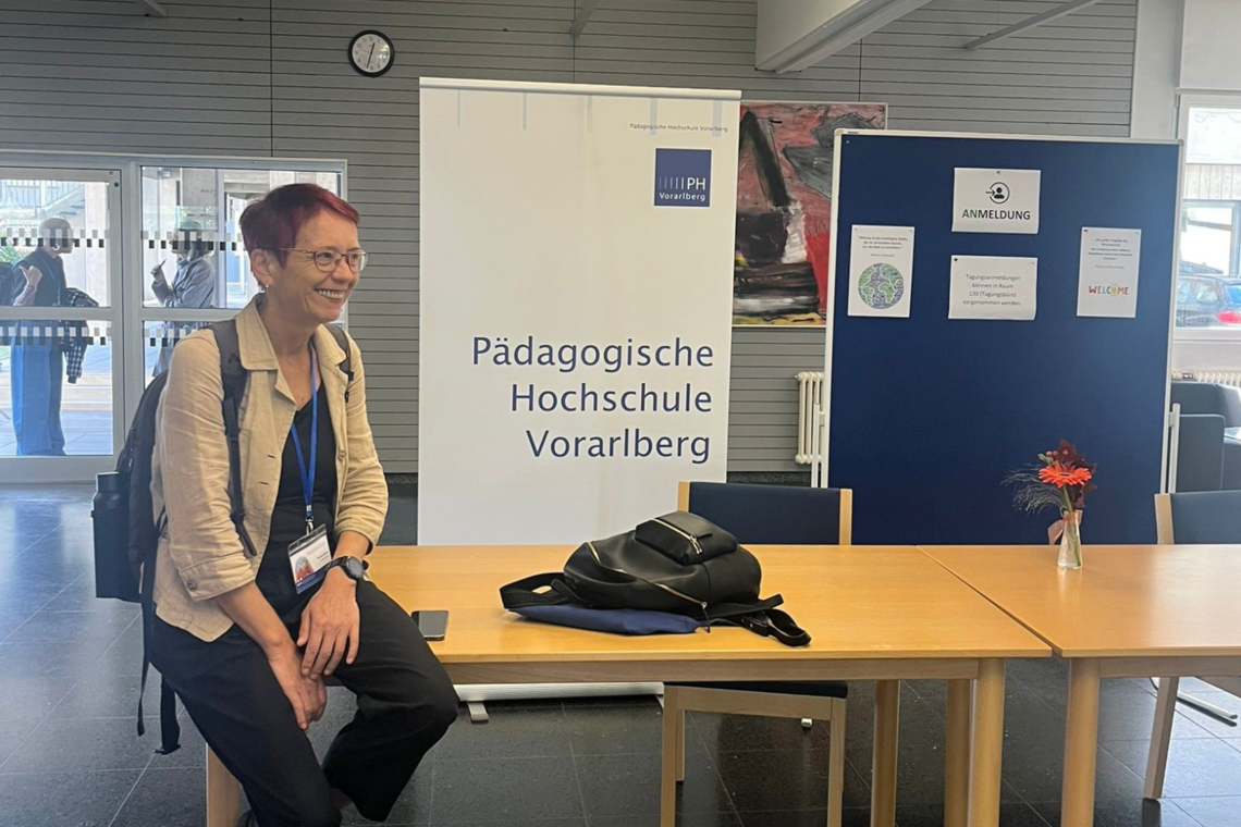 Frau sitzt auf einem Tisch