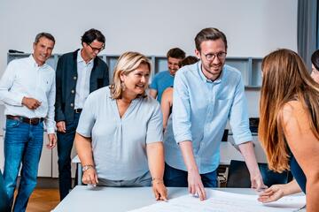 Personen arbeiten an Plakat