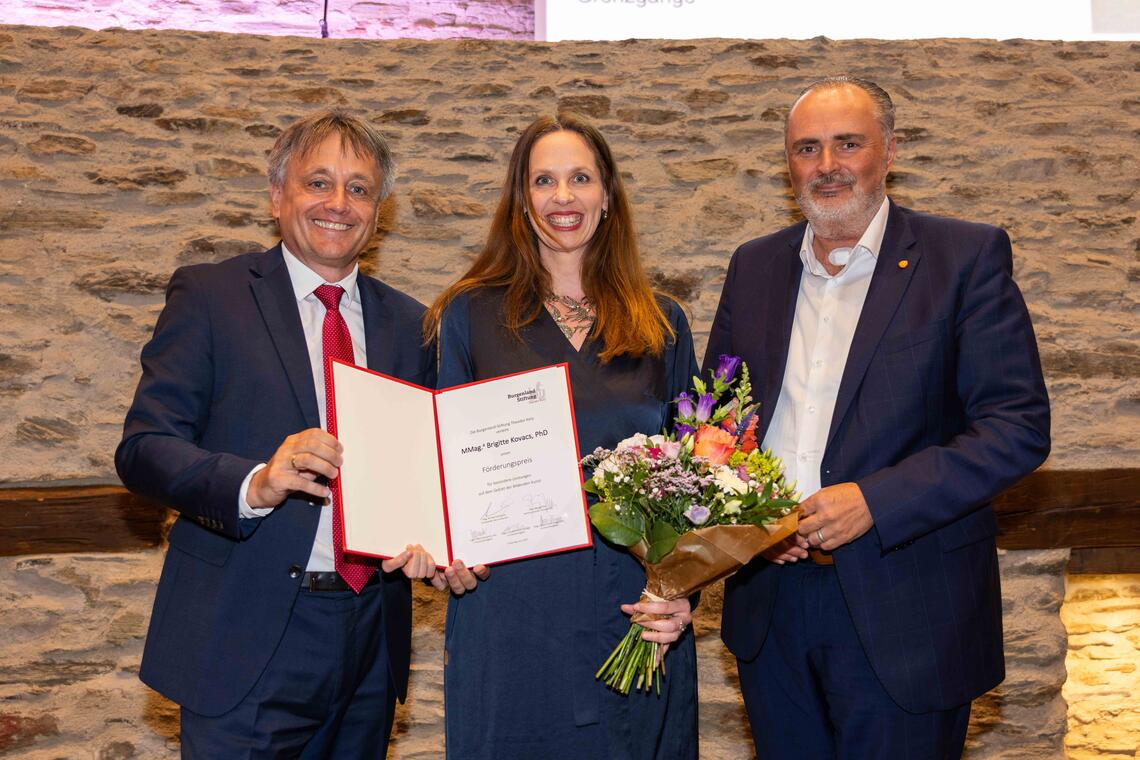 v.l.n.r.: Gerbavsits, Brigitte Kovacs mit Urkunde, Hans Peter Doskozil