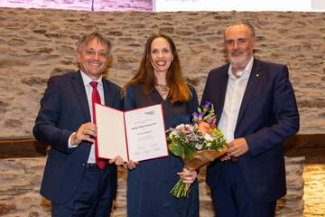 v.l.n.r.: Gerbavsits, Brigitte Kovacs mit Urkunde, Hans Peter Doskozil